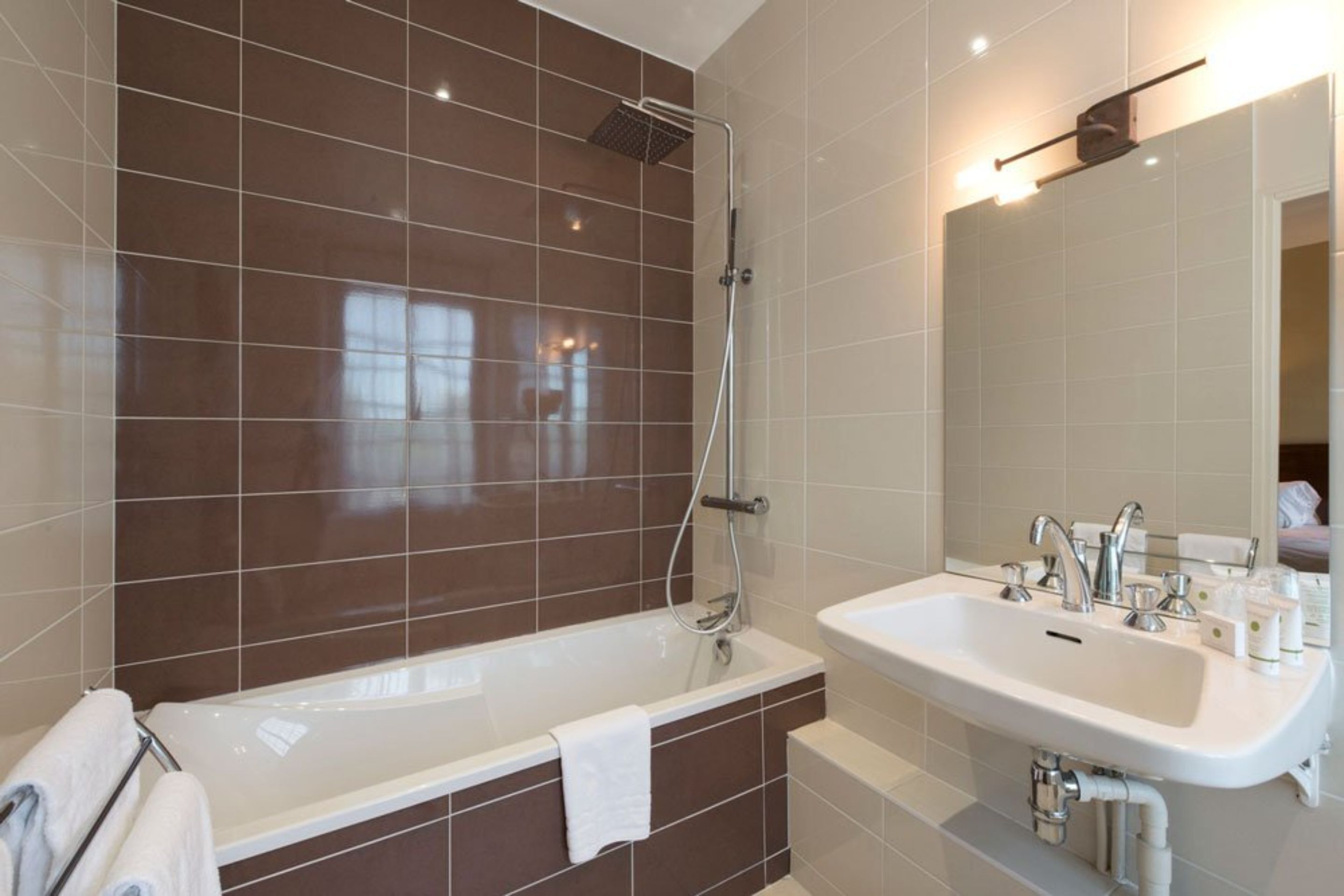Un baño moderno con bañera, lavabo y ducha.