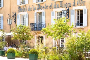 Un bâtiment sur lequel on peut lire l’inscription : « Hôtel de la Poste et du Lion d’Or ».