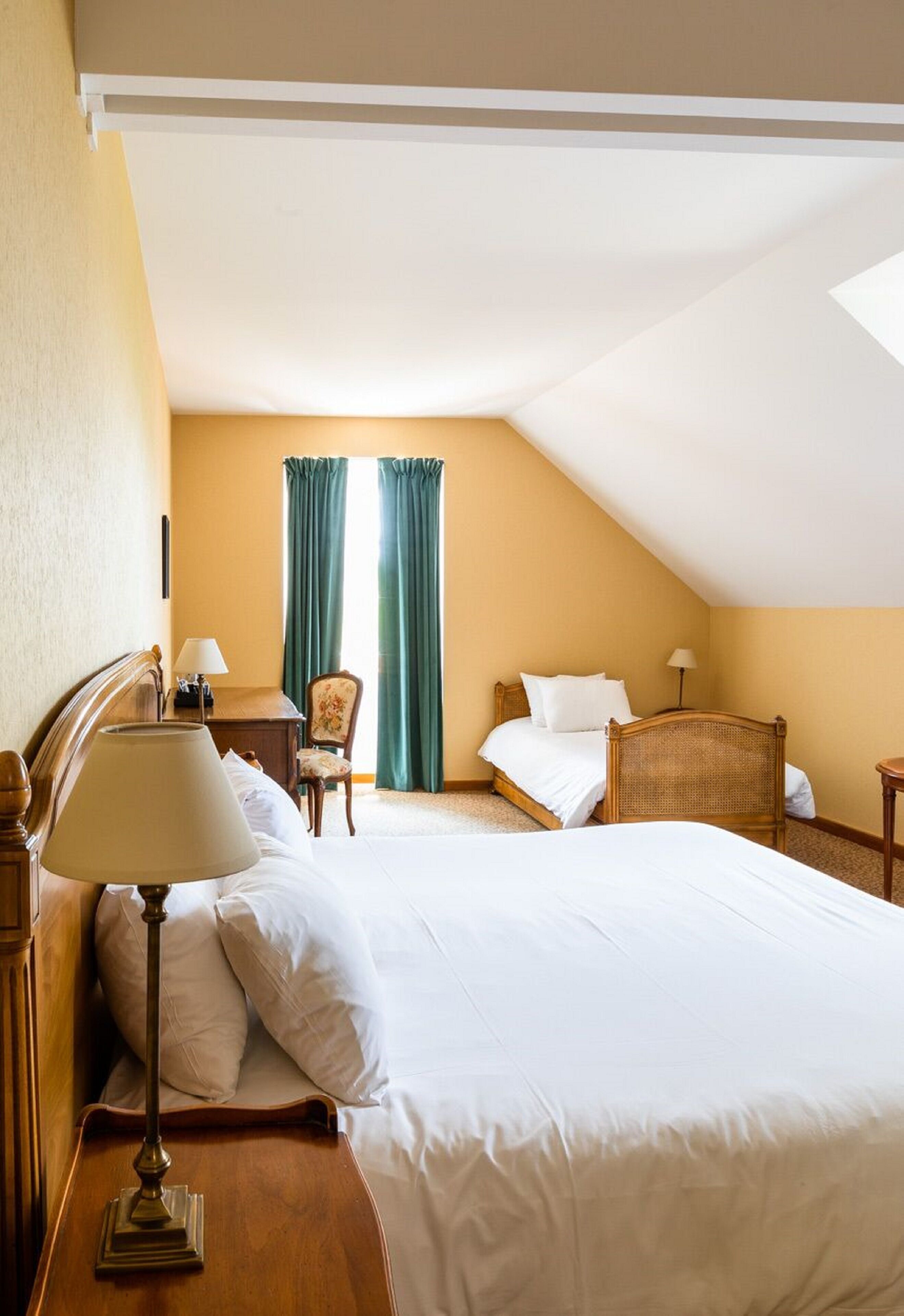 triple room | 1 bedroom, in-room safe, desk, iron/ironing board