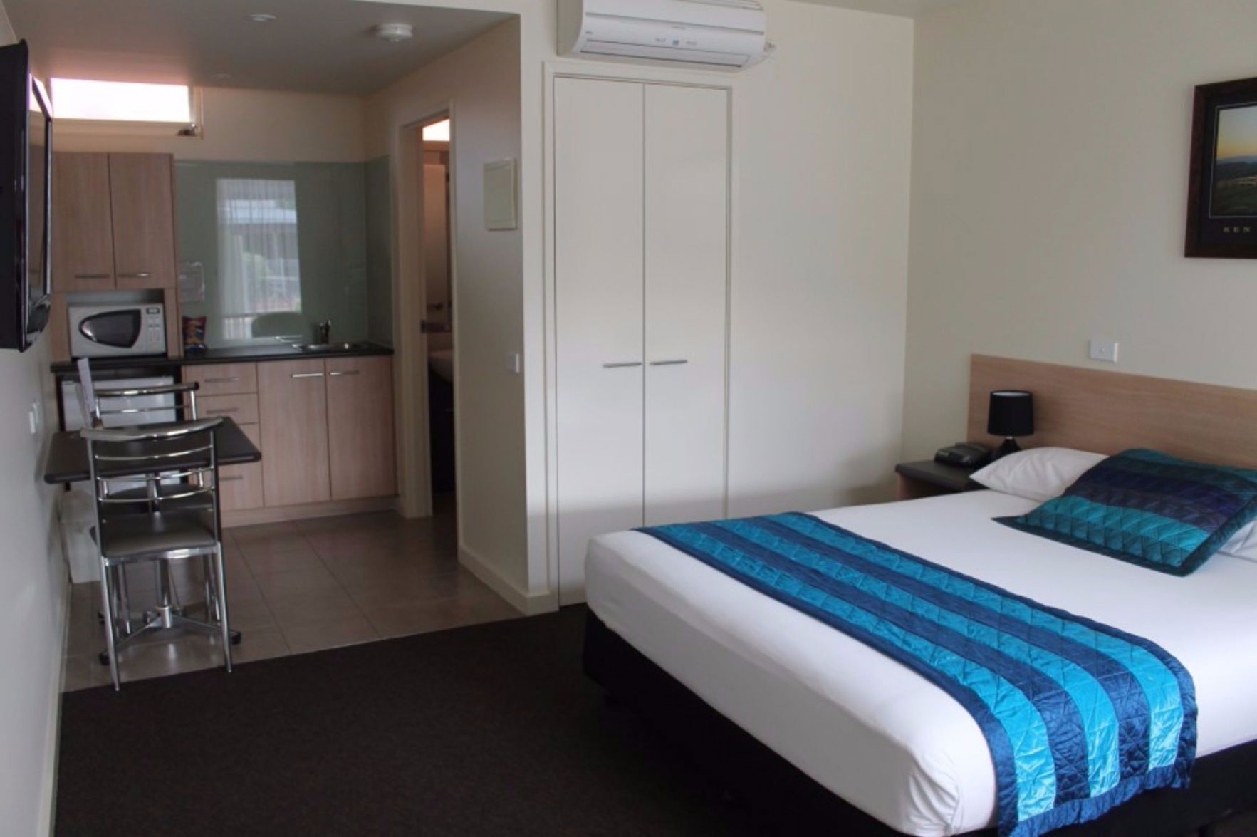 Matelas Select Comfort, minibar, ameublement personnalisé, bureau