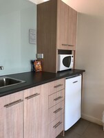 Refrigerador, microondas, cafetera/tetera, tetera/pava eléctrica