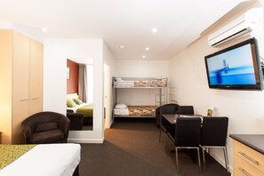 Colchones Select Comfort, minibar, muebles diferentes y escritorio 