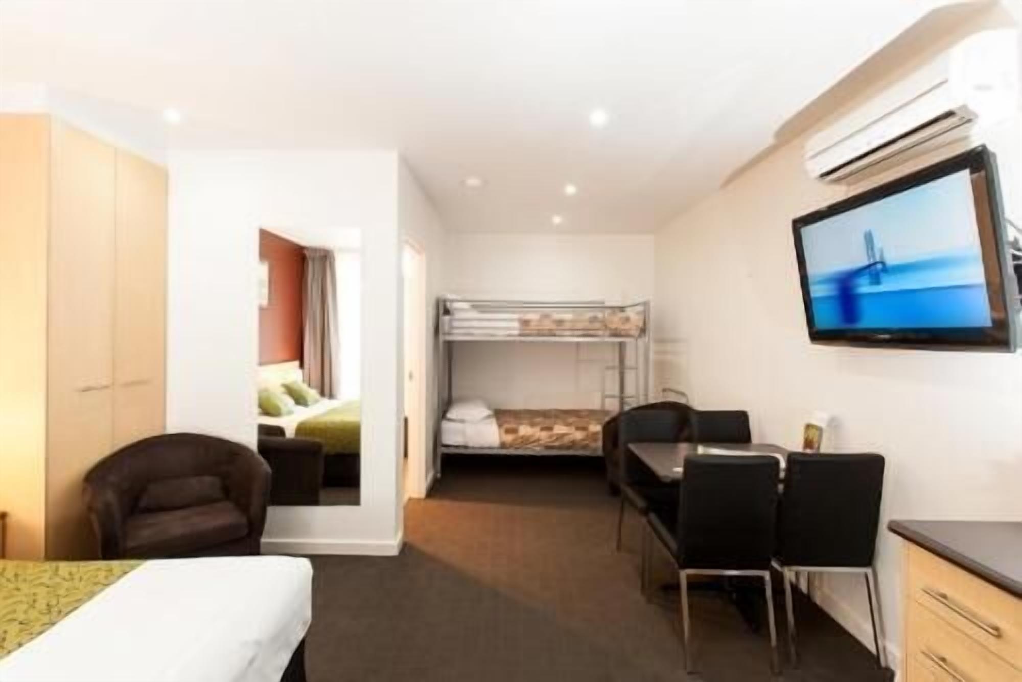 Matelas Select Comfort, minibar, ameublement personnalisé, bureau