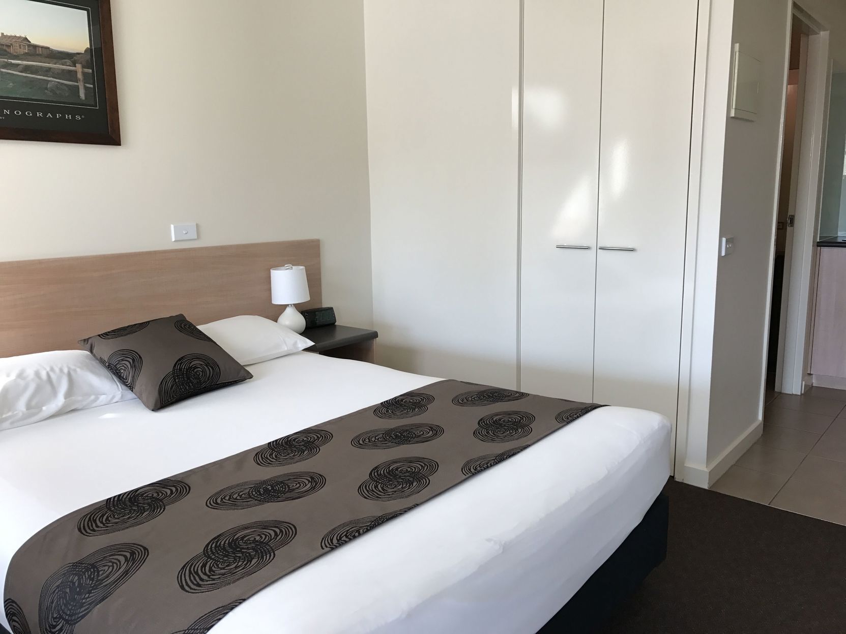 Matelas Select Comfort, minibar, ameublement personnalisé, bureau