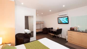 Senger med Select Comfort-madrass, minibar og individuelt innredet