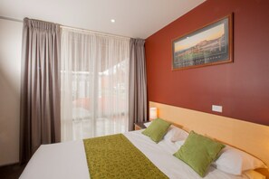 Colchones Select Comfort, minibar, muebles diferentes y escritorio 