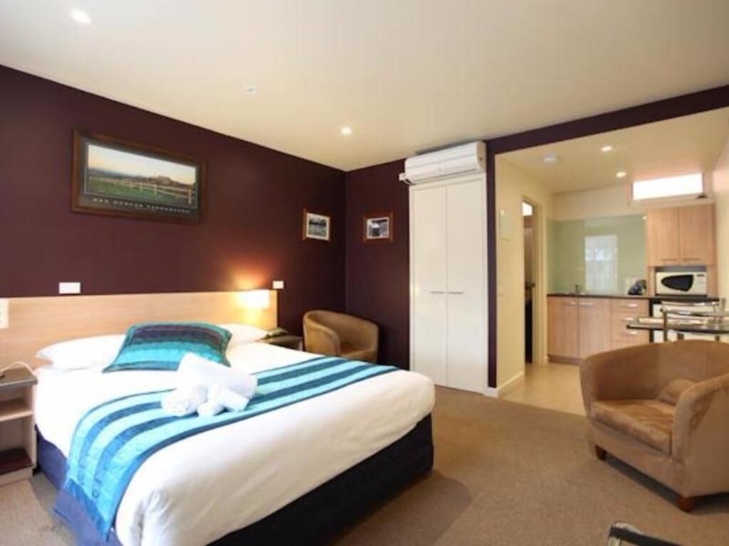 Matelas Select Comfort, minibar, ameublement personnalisé, bureau