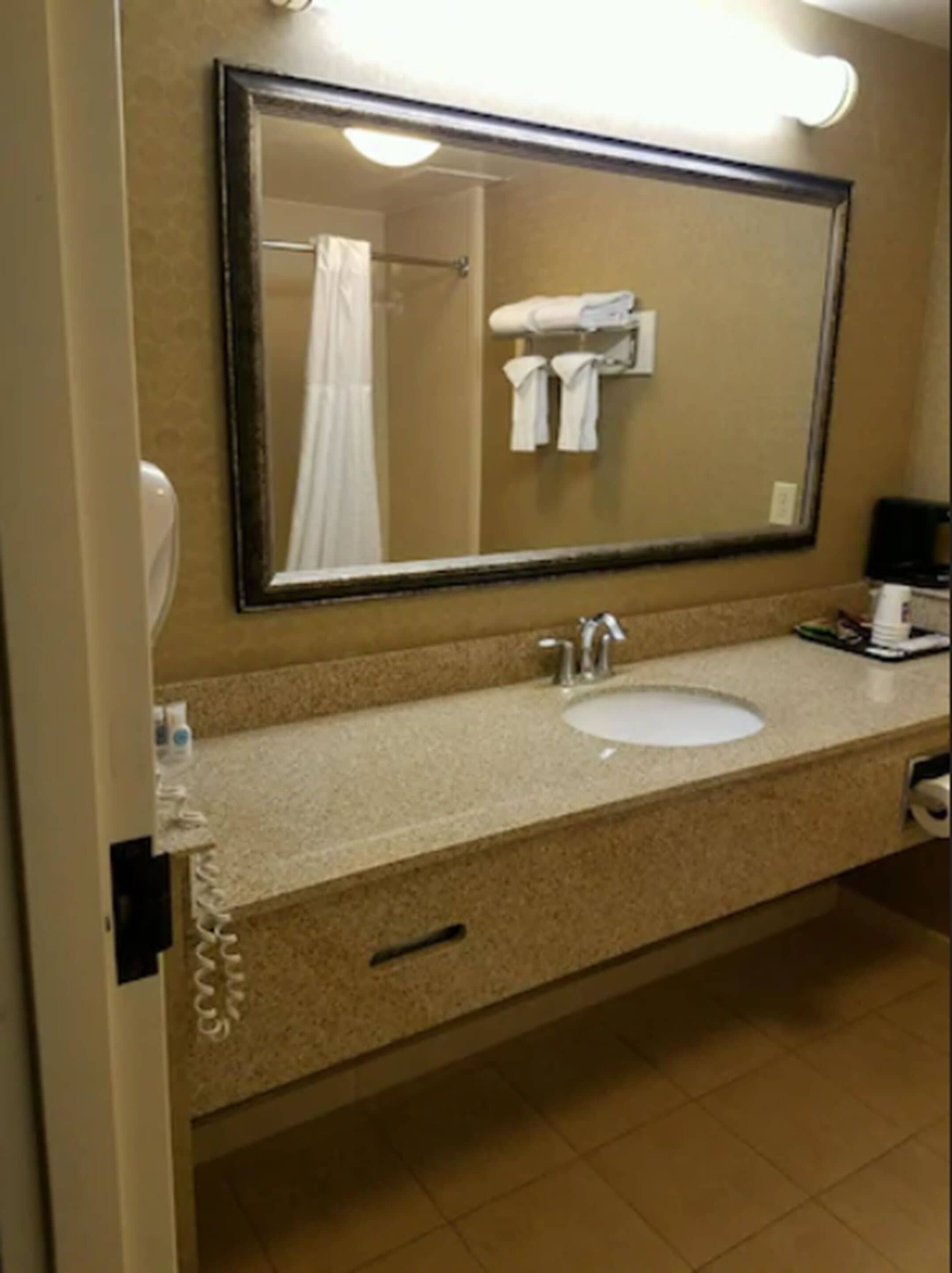 standard room, 1 king bed, non smoking | bathroom | free toiletries, hair dryer, towels