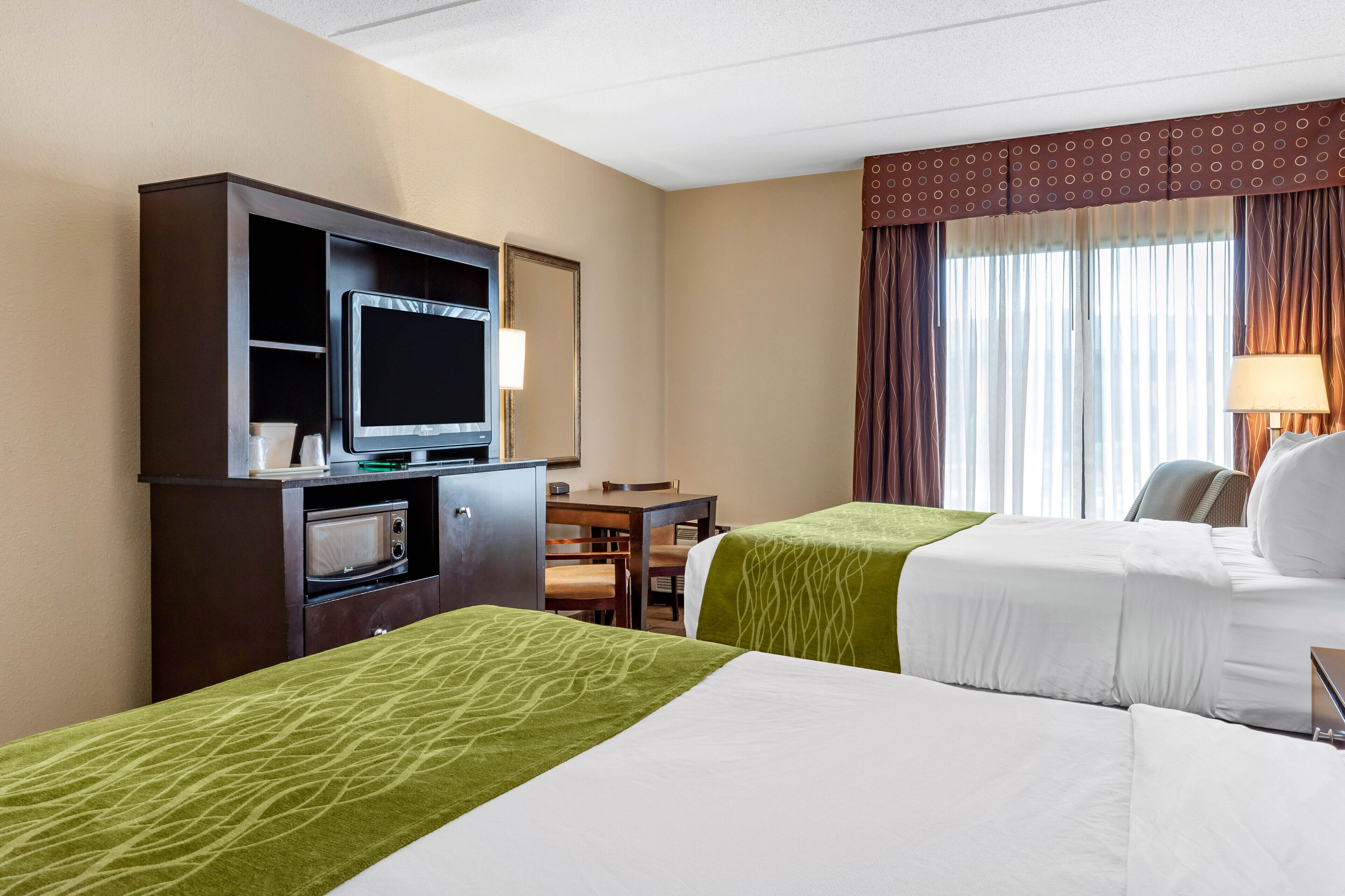 標準客房, 2 張加大雙人床, 非吸煙房 | 書桌、遮光布/窗簾、熨斗/熨衣板、免費無線上網