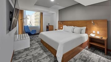 Edredón, caja de seguridad en la habitación y escritorio