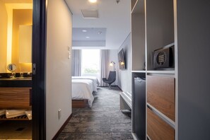Deluxe Suite, 2 Katil Kelamin (Double) | Gebar bulu kapas, peti besi dalam bilik, meja 