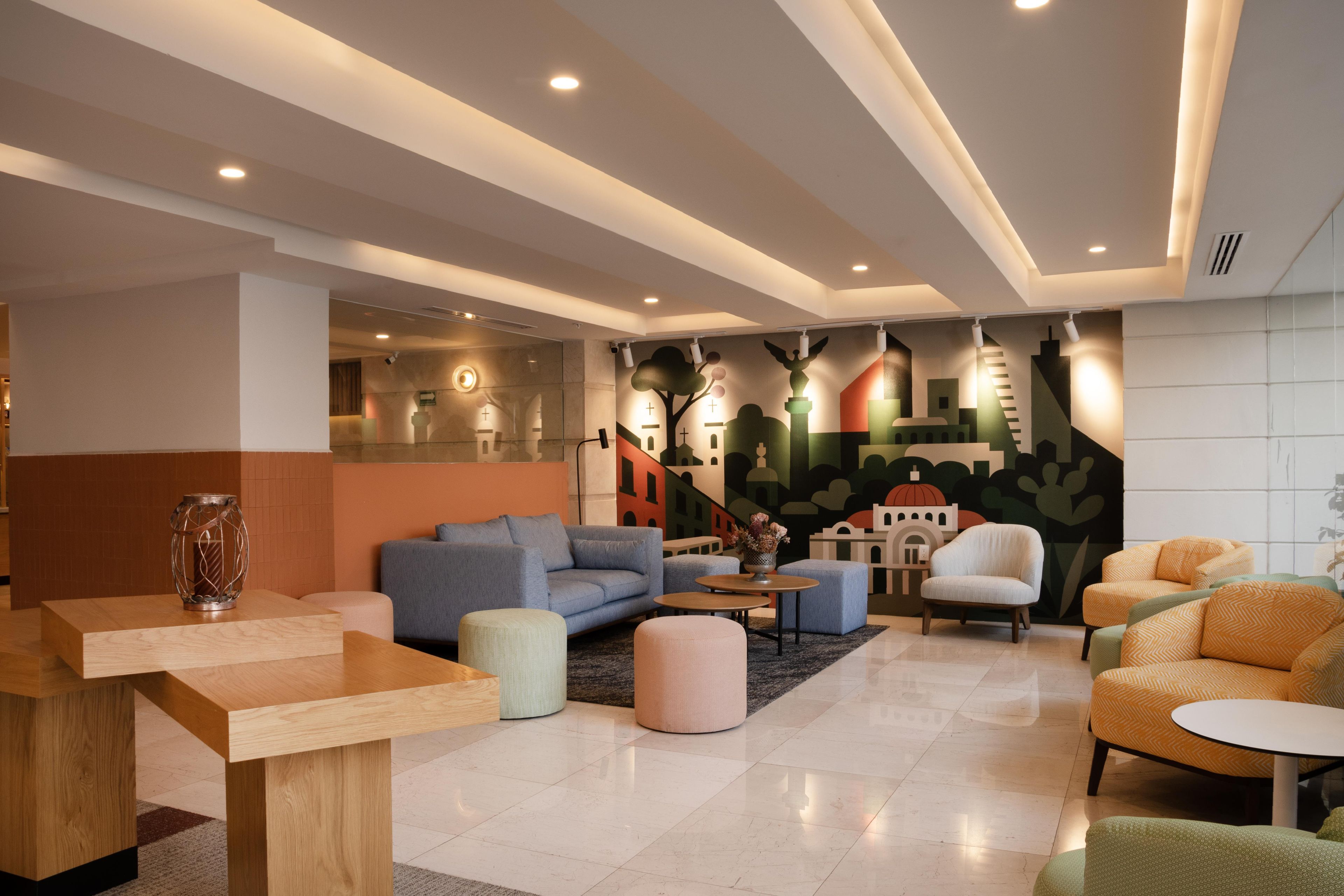 Un área de descanso moderna con sofá, reposapiés, mesa de centro y sillas.