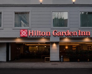 Een gebouw met een bord waarop 'Hilton Garden Inn' staat.