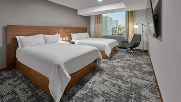 Edredón, caja de seguridad en la habitación y escritorio