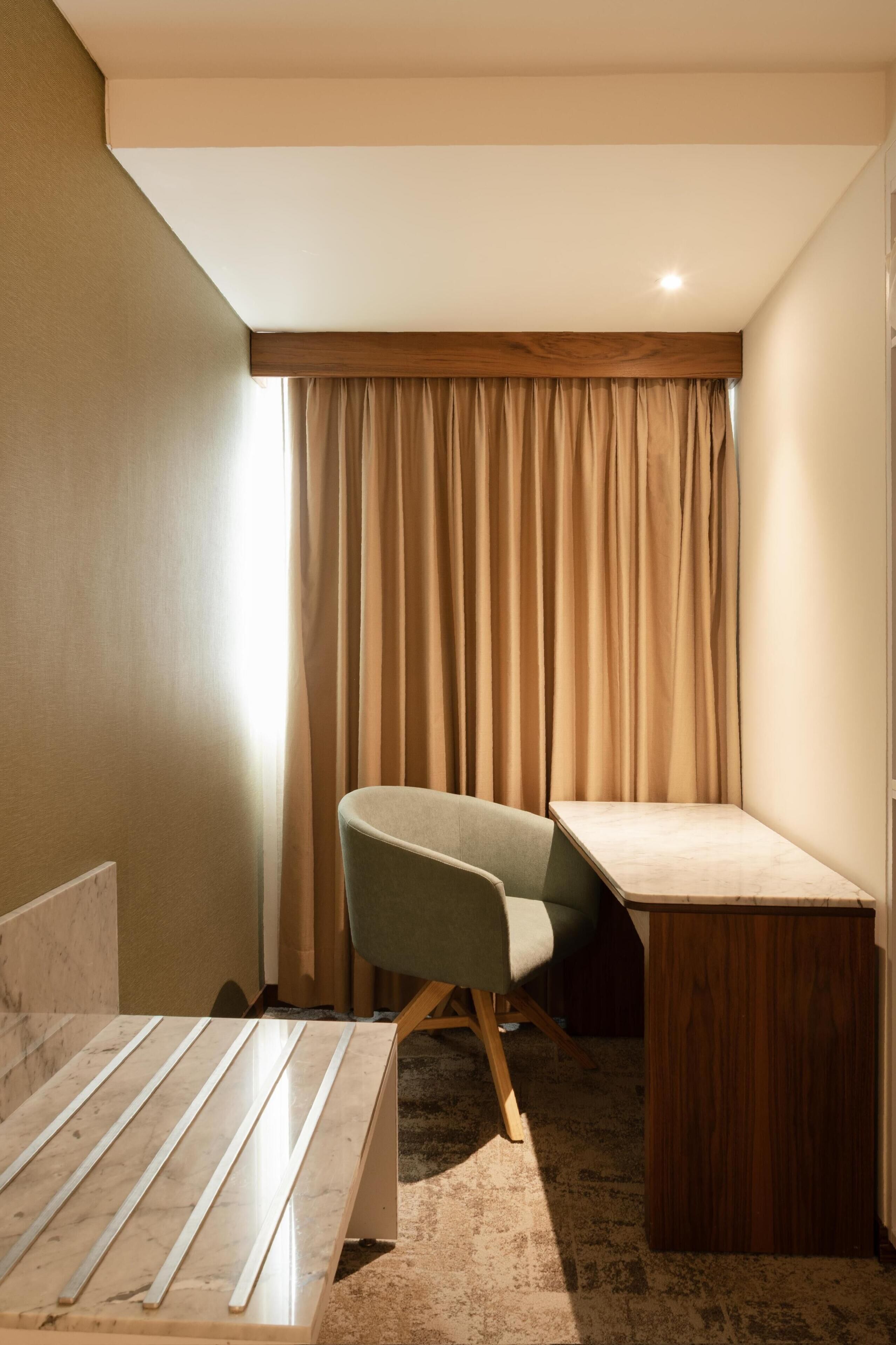 Down duvets, in-room safe, desk, blackout curtains