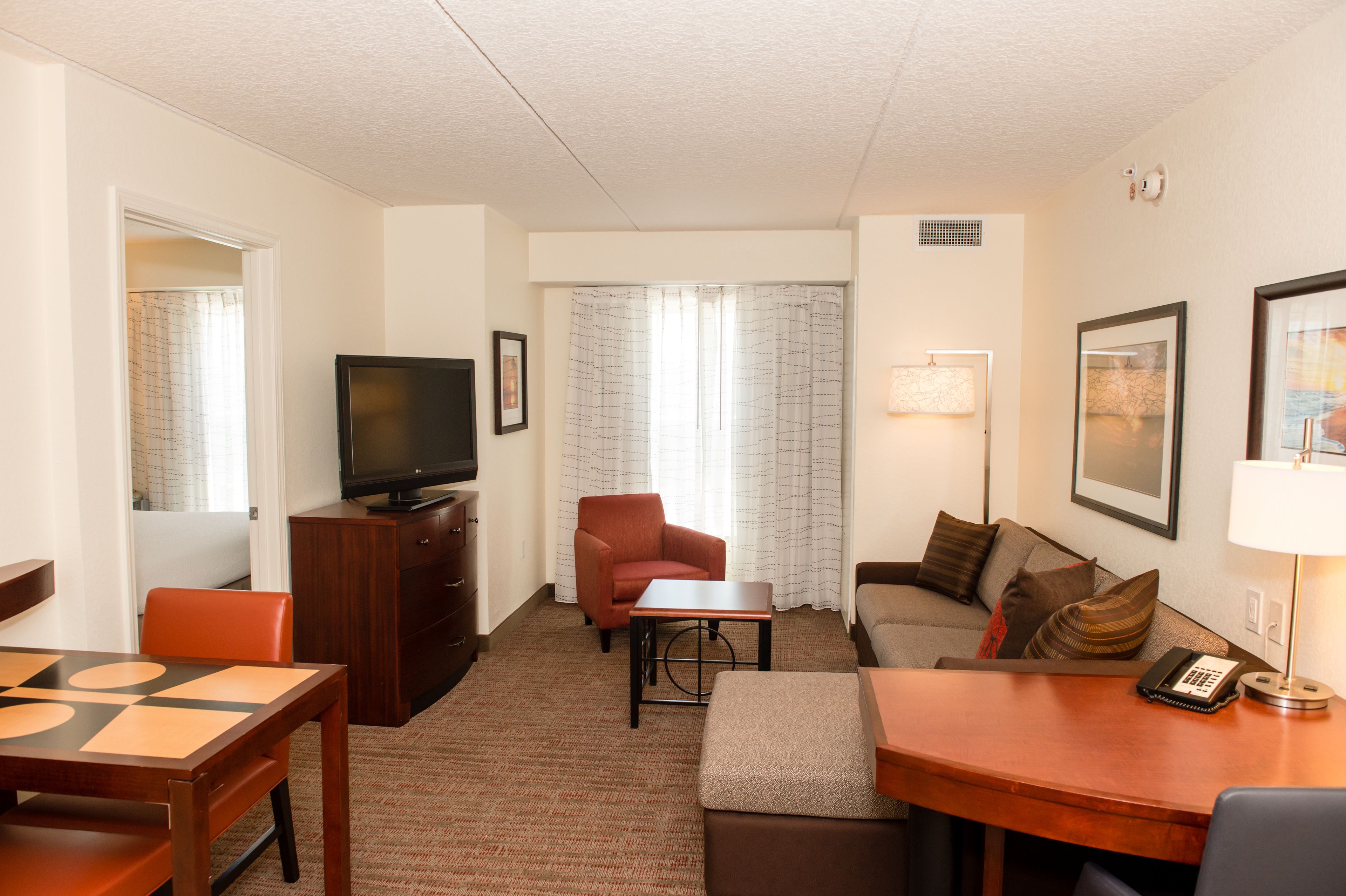 Caja fuerte, escritorio, espacio para trabajar con un portátil