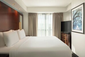 Suite, 1 habitación | Ropa de cama hipoalergénica, caja fuerte, escritorio