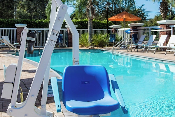 Piscina a l'aire lliure (horari: 09:00-22:00), para-sols i gandules