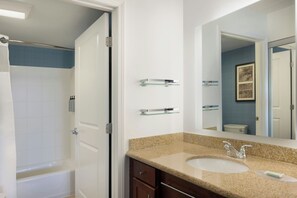 Suite, 2 habitaciones | Baño | Tina con regadera, amenidades de baño gratuitas, secadora de cabello