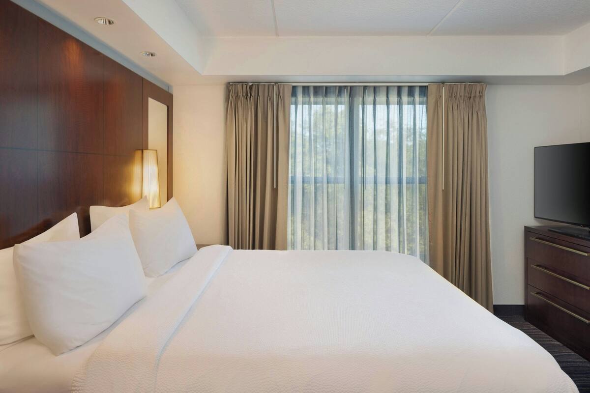 Hypo-allergenic bedding available, in-room safe, desk, laptop workspace