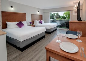 Habitación, 2 camas de matrimonio, cocina básica (Coast) | Ropa de cama de alta calidad y colchones Select Comfort