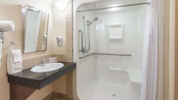 Huone, 1 suuri parisänky, esteetön, tupakointi kielletty | Kylpyhuone | Ilmaiset hygieniatuotteet, hiustenkuivaaja, pyyhkeet