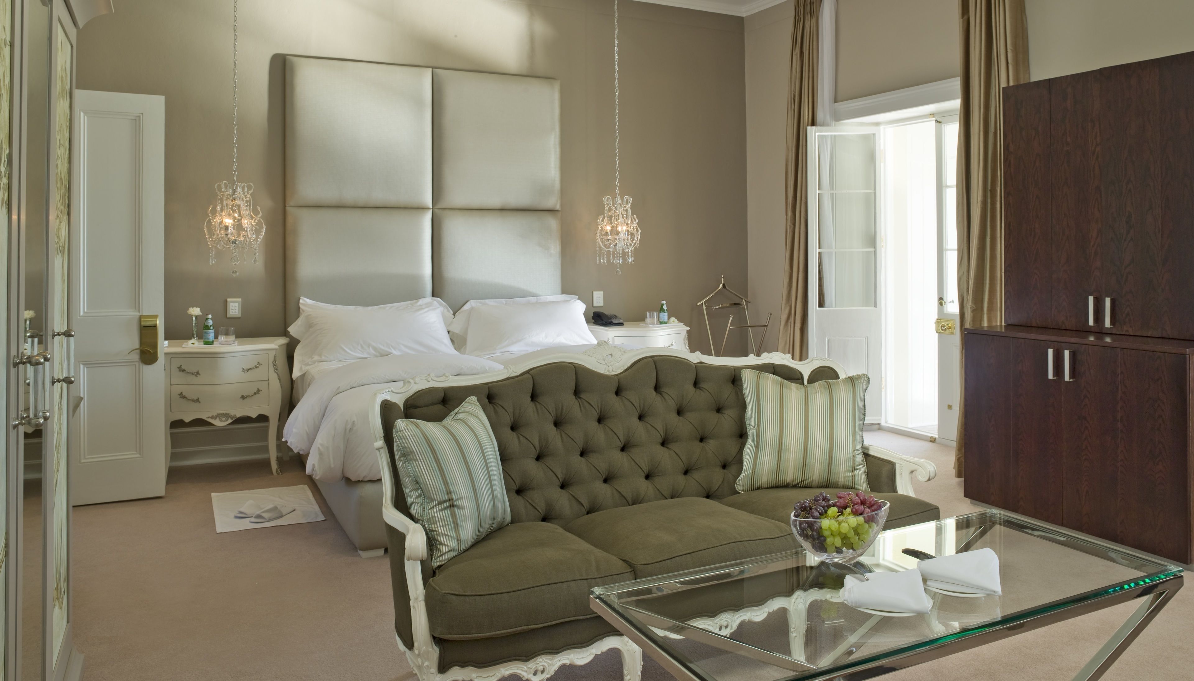 luxury room, 1 king bed | minibar, individually decorated, individually furnished, desk