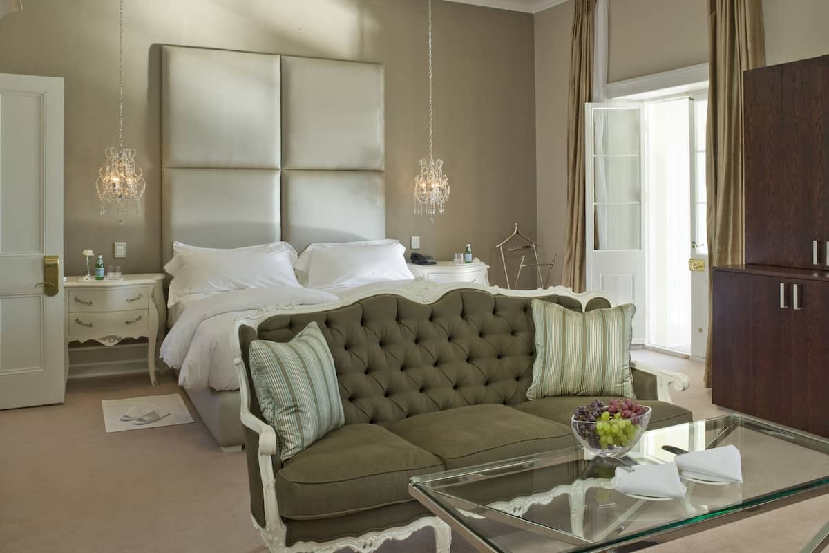 luxury room, 1 king bed | minibar, individually decorated, individually furnished, desk