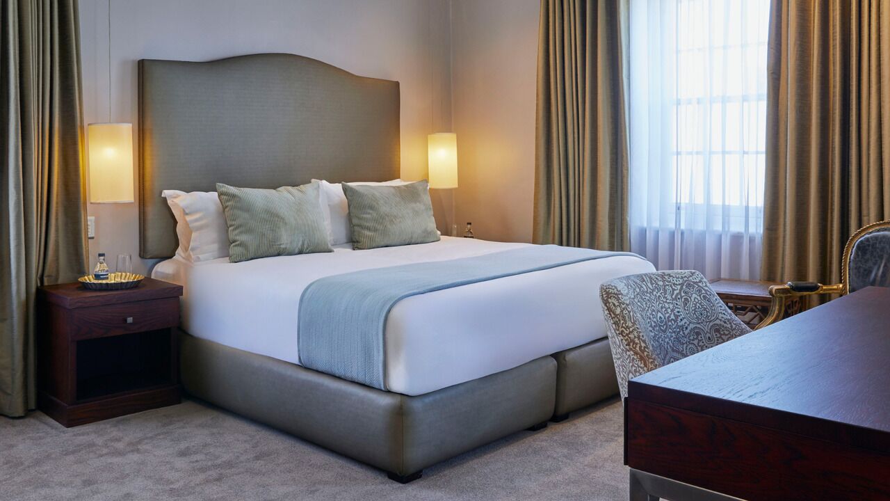 Deluxe Room, 1 King Bed | Minibar, individually decorated, individually furnished, desk