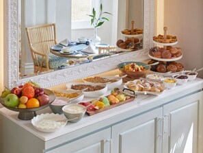 Petit déjeuner, déjeuner et dîner servis sur place