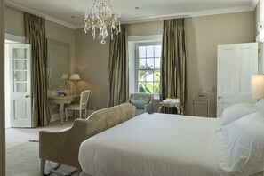 Habitación de lujo, 1 cama King size | Minibar, decoración personalizada, muebles diferentes y escritorio 