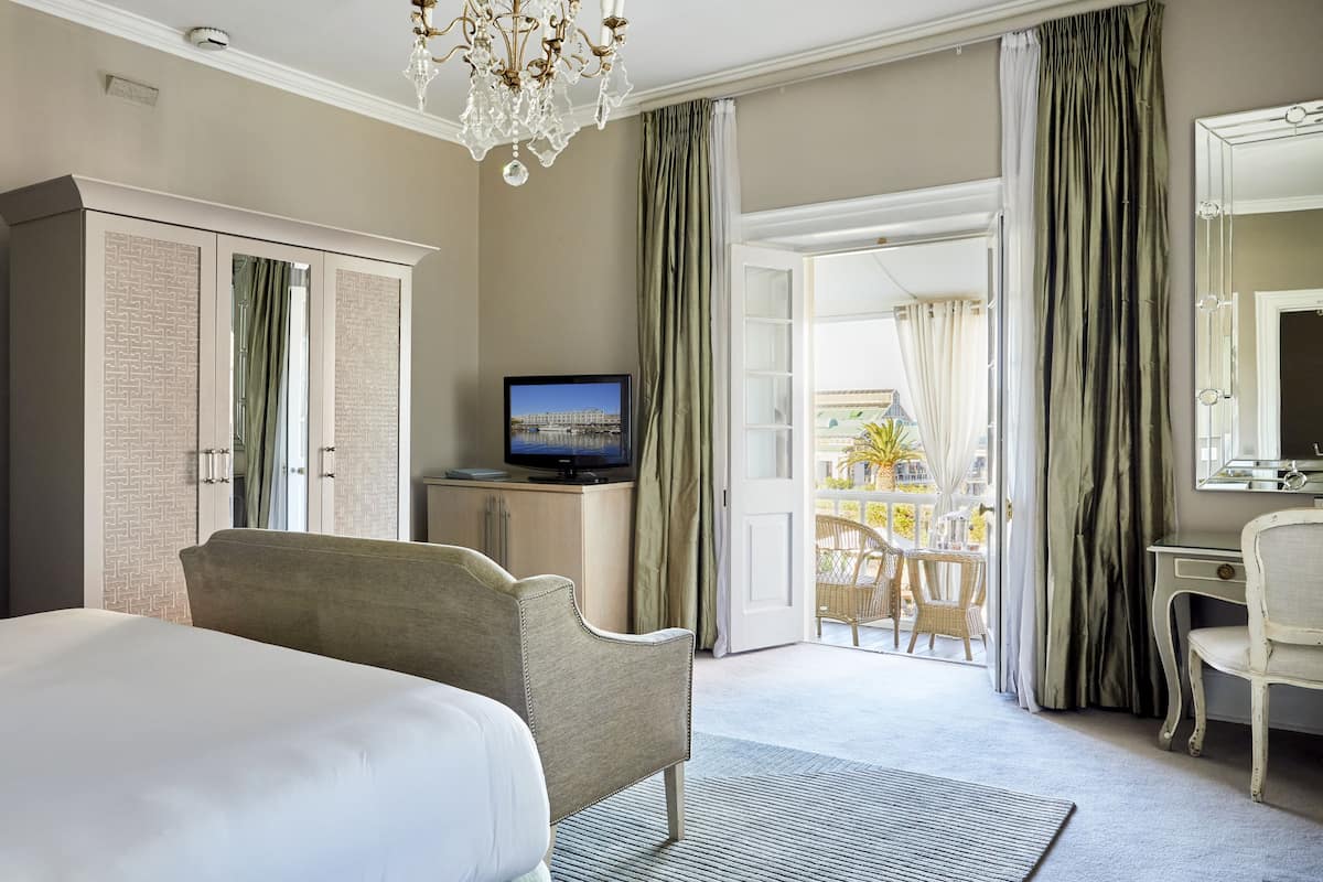 luxury room, 1 king bed | minibar, individually decorated, individually furnished, desk