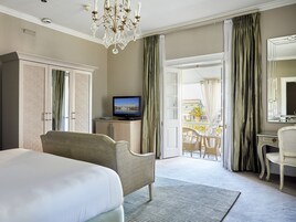 Luxury Room, 1 King Bed | Minibar, individually decorated, individually furnished, desk