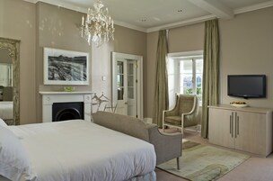 Chambre luxueuse, 1 très grand lit | Minibar, décor unique, ameublement unique, bureau