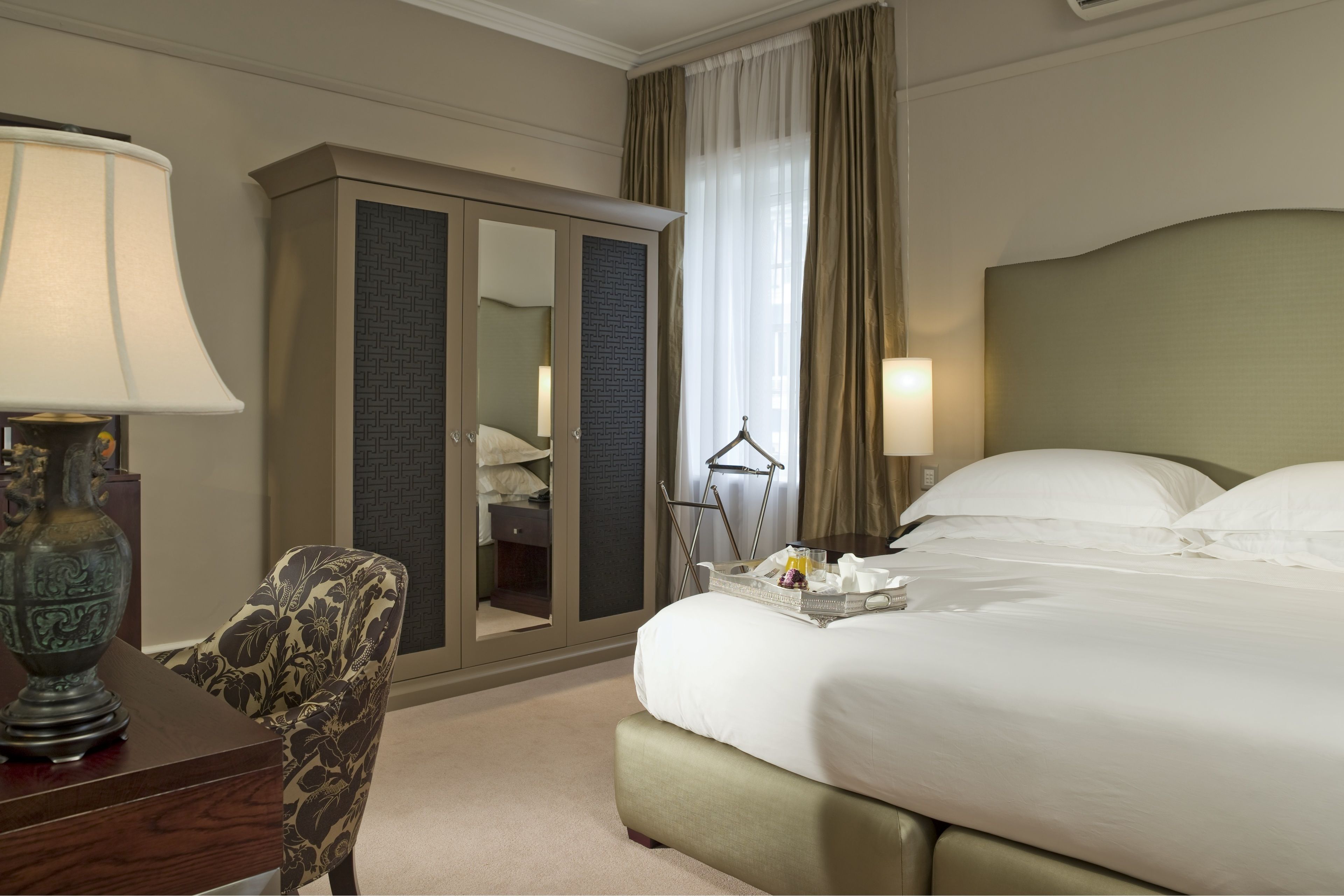 luxury room, 1 king bed | minibar, individually decorated, individually furnished, desk