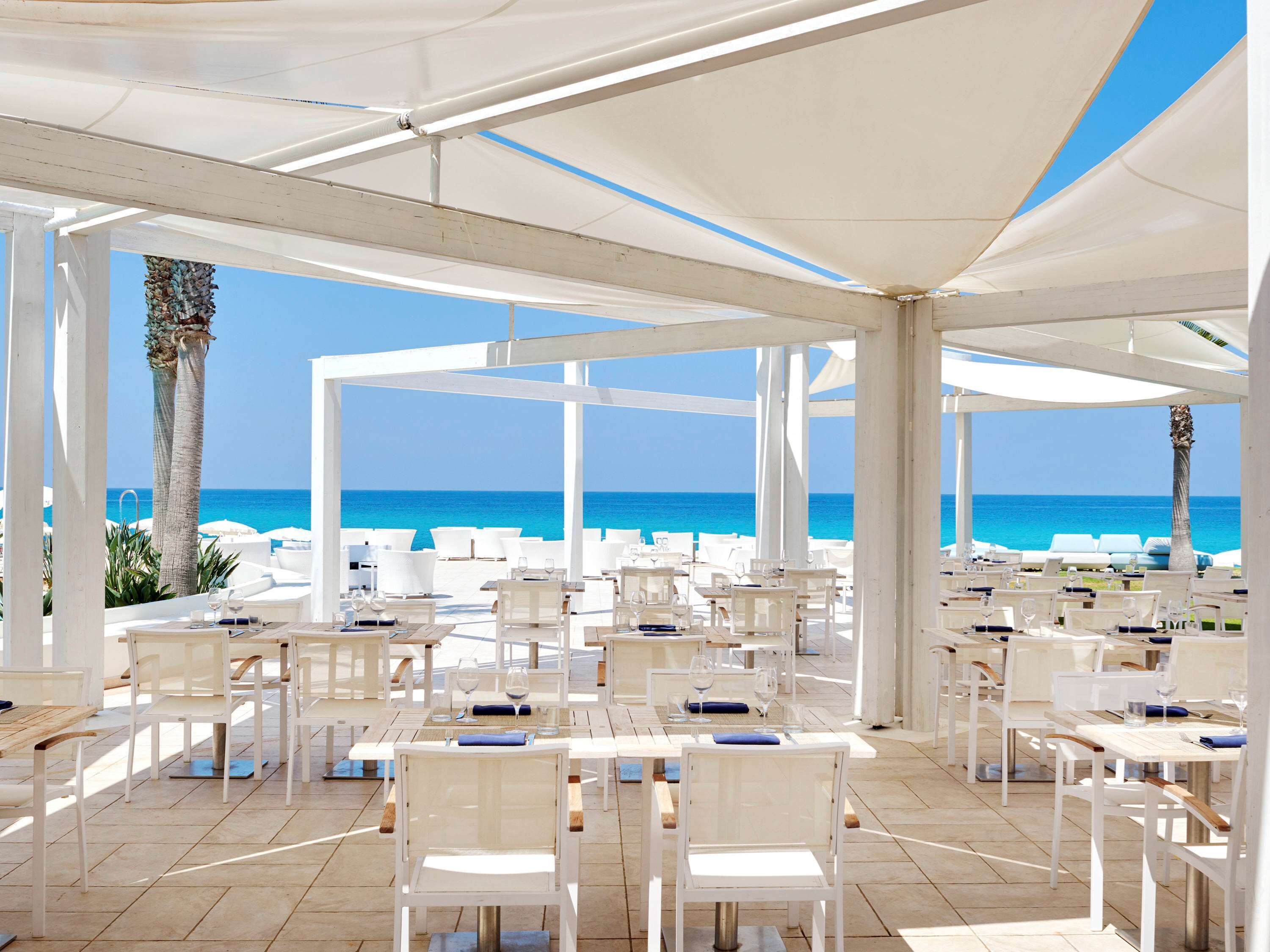 Hi ha 2 restaurants amb esmorzars 