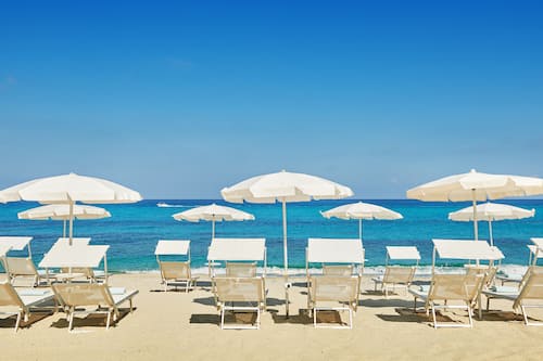 Privatstrand, weißer Sandstrand, Liegestühle, Sonnenschirme