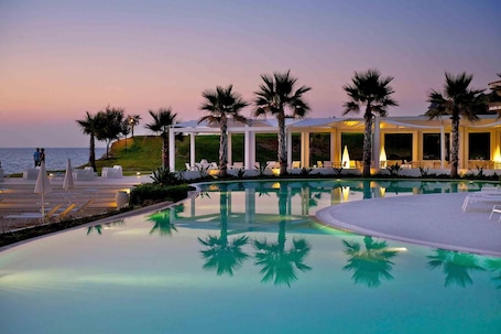 Bar (on property). Capovaticano Resort Thalasso Spa