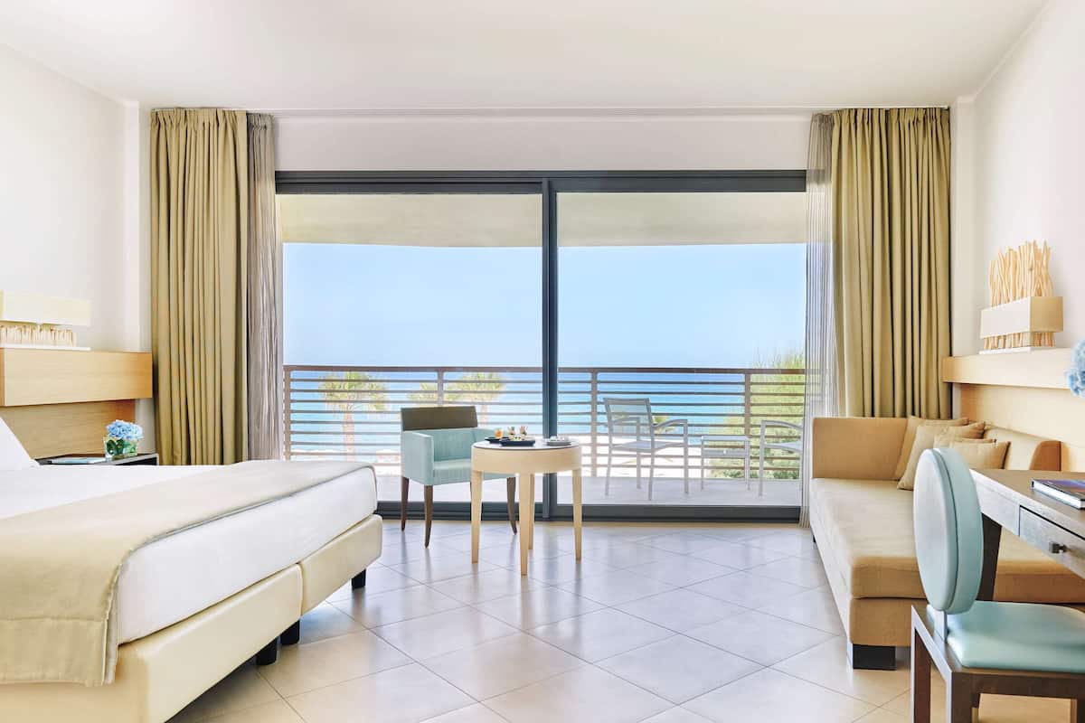 Superior tweepersoonskamer, meerdere bedden, uitzicht op zee | 1 slaapkamer, luxe beddengoed, een minibar, een kluis op de kamer