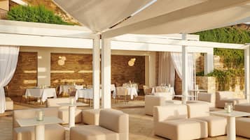 2 restaurants, breakfast served