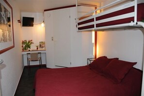 Chambre Standard | Bureau, lits bébé (gratuits), Wi-Fi gratuit, draps fournis