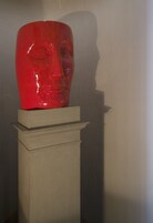 Una escultura de un rostro sobre un pedestal.