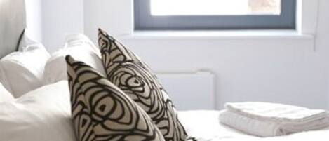 2 chambres, bureau, chambres insonorisées, fer et planche à repasser