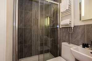 Tina con regadera, amenidades de baño gratuitas, secadora de cabello 