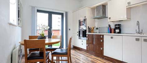 Refrigerador con freezer, microondas, placa de cocina, lavavajillas