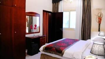 Apartment, 2 Bedrooms | 1 bedroom, in-room safe, desk, soundproofing