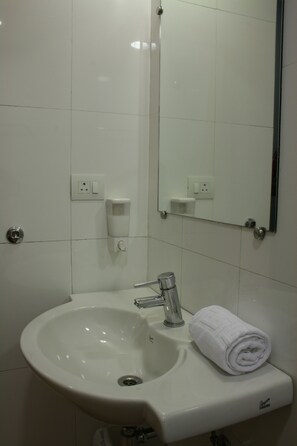 ฝักบัว, เรนชาวเวอร์, ขอ งใช้ในห้องน้ำฟรี, ผ้าเช็ดตัว