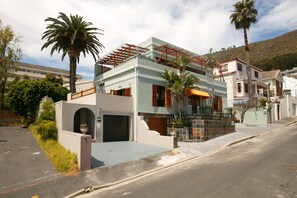 Front of property - Sweet Ocean View Guesthouse (Cape Town)