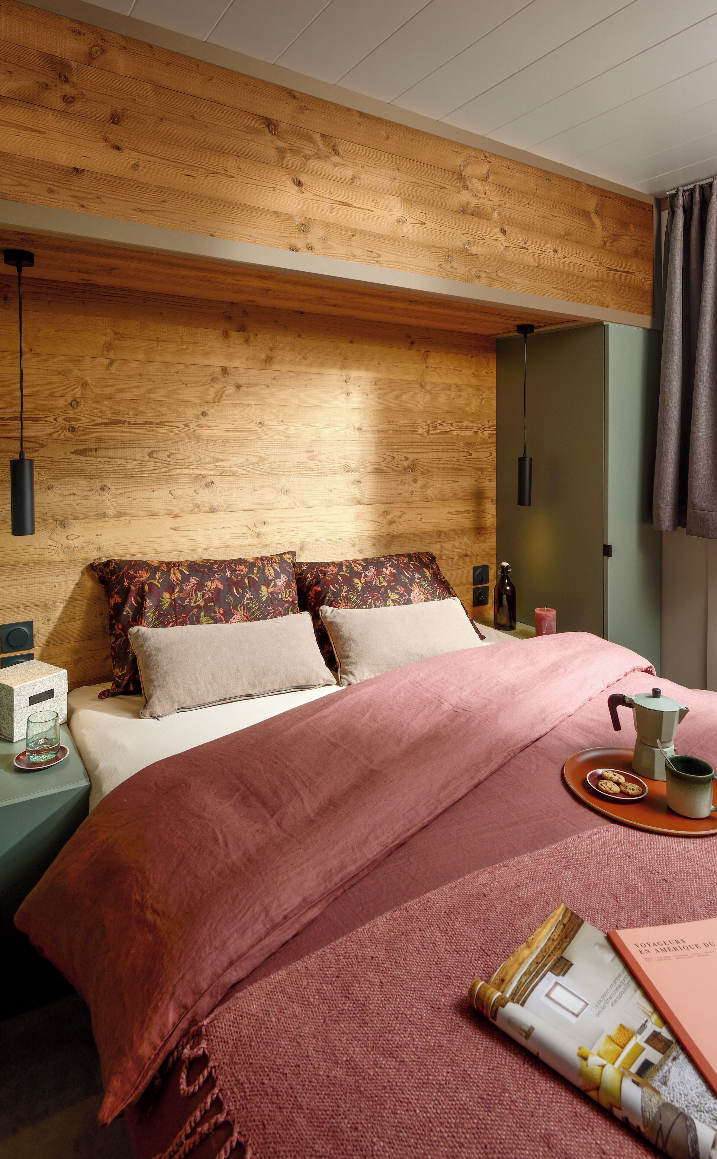 Individually decorated, WiFi, bed sheets