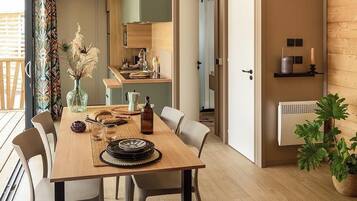 Basic Chalet, 1 Bedroom (5 pers) | Living area | Flat-screen TV